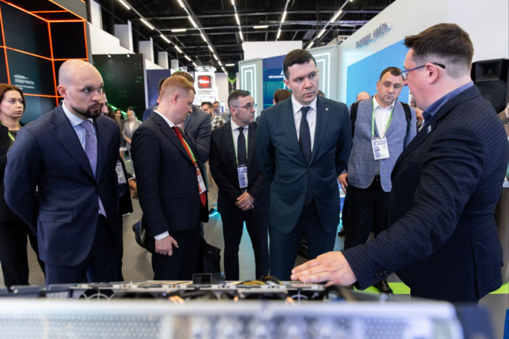 Глава Минпромторга посетил стенд производителя Fplus