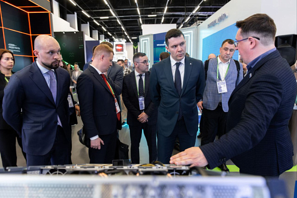 Глава Минпромторга посетил стенд производителя Fplus